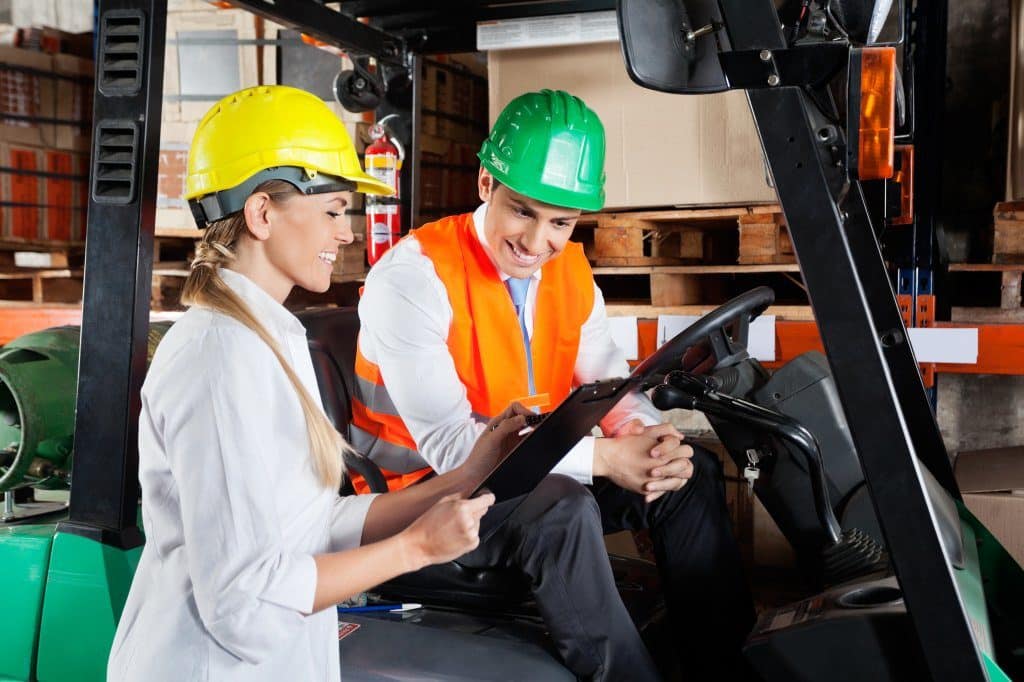 Een man wordt vragen afgenomen voor zijn heftruckcertificaat